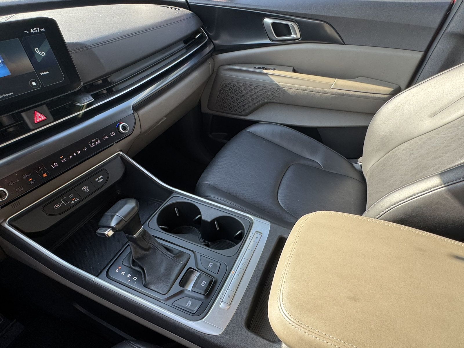 Used 2025 Kia Carnival FWD image 30