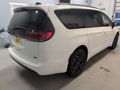 New 2026 Chrysler Pacifica Select image 5