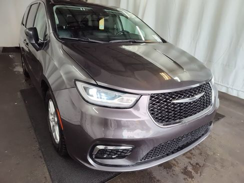 Used 2023 Chrysler Pacifica Touring-L image 4