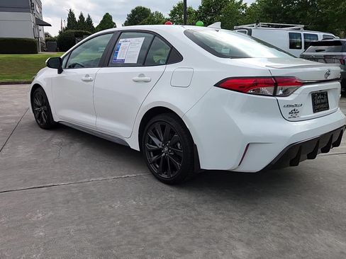 Used 2025 Toyota Corolla SE FWD image 3
