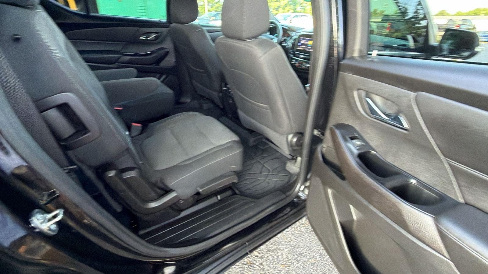 Used 2023 Chevrolet Traverse LT FWD image 20