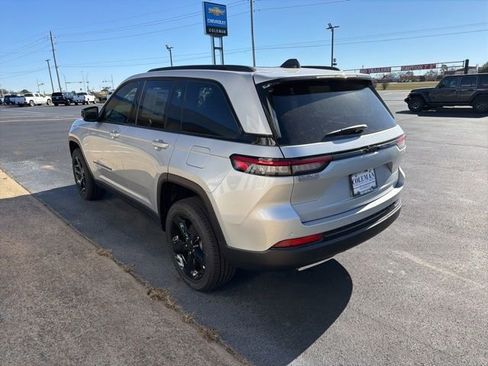 Used 2025 Jeep Grand Cherokee Altitude RWD image 22