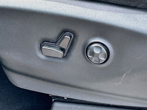 Used 2024 Chrysler Pacifica Touring-L FWD image 27