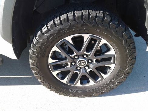 Used 2022 Toyota Tundra Limited image 9