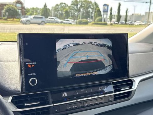 Used 2025 Toyota Sienna XLE FWD image 20