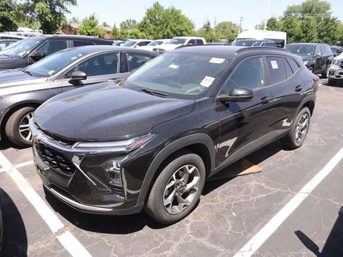 Used 2025 Chevrolet Trax LT w/ LT Convenience Package FWD image 3