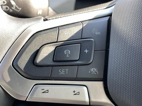 Certified 2025 Volkswagen Taos SE w/ Black Wheel Package FWD image 20