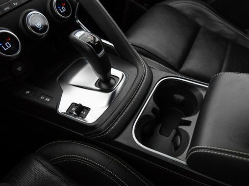 Used 2019 Jaguar E-PACE R-Dynamic SE image 24