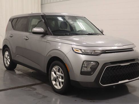 Used 2022 Kia Soul LX w/ Technology Package FWD image 2