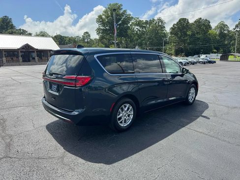 Used 2023 Chrysler Pacifica Touring-L FWD image 6