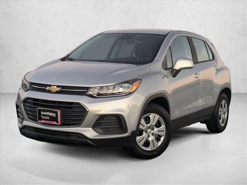 Used 2018 Chevrolet Trax LS image 1