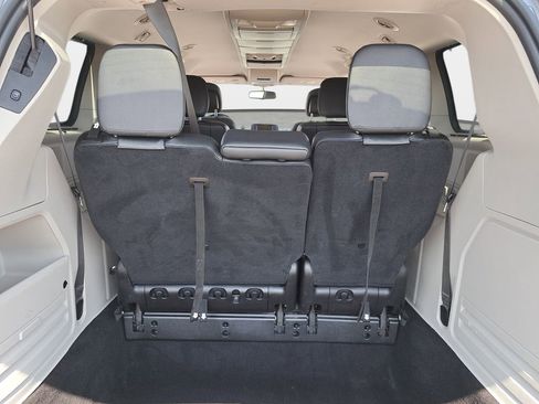 Used 2016 Chrysler Town & Country Touring w/ Driver Convenience Group image 13