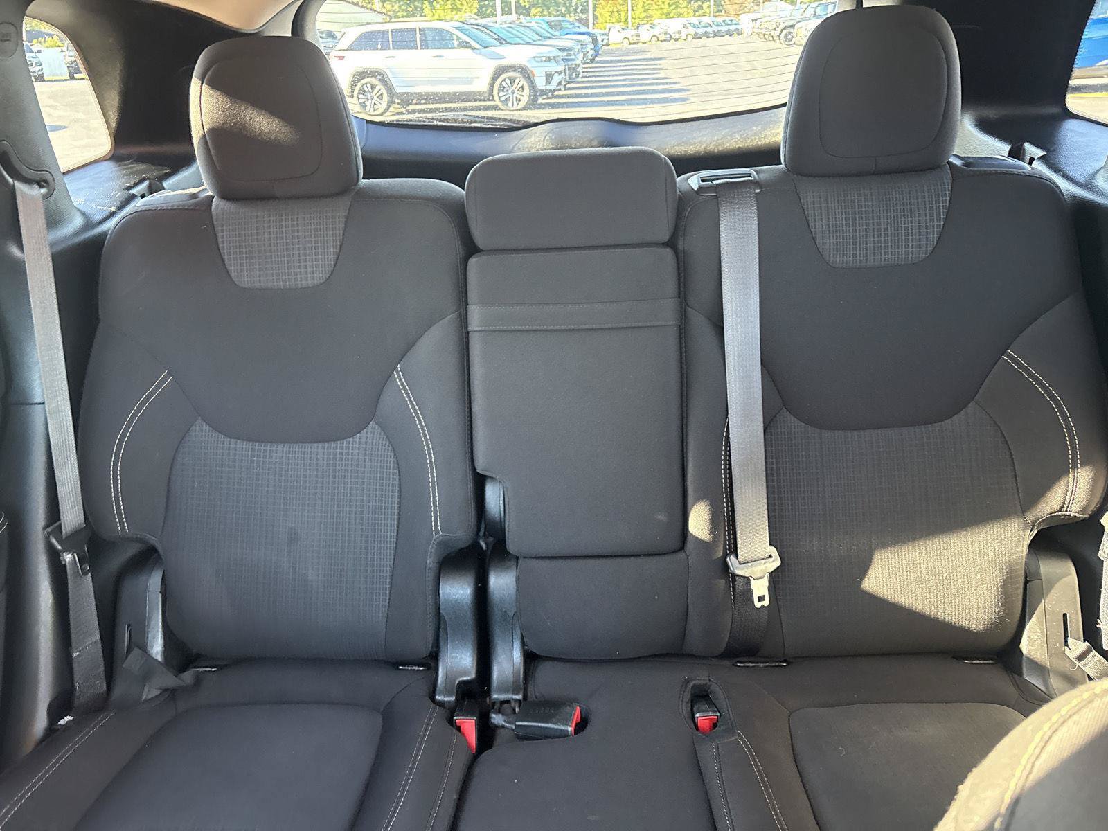 Used 2016 Jeep Cherokee Latitude FWD image 23
