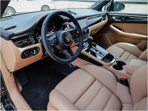 Certified 2025 Porsche Macan image 4