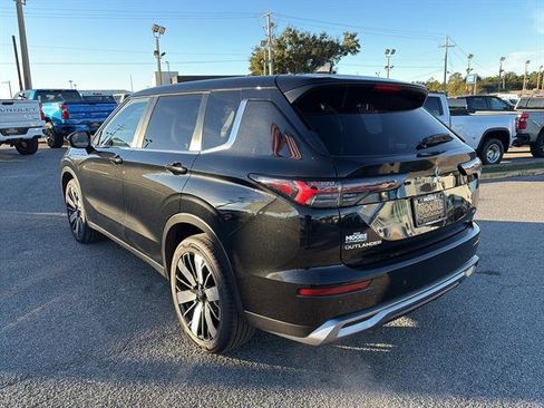 Used 2025 Mitsubishi Outlander SE image 5