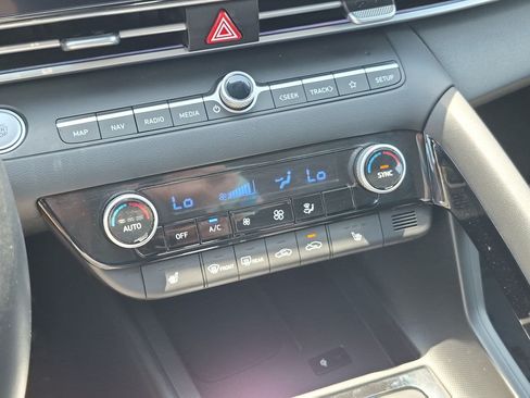 Certified 2025 Hyundai Elantra SEL FWD image 28