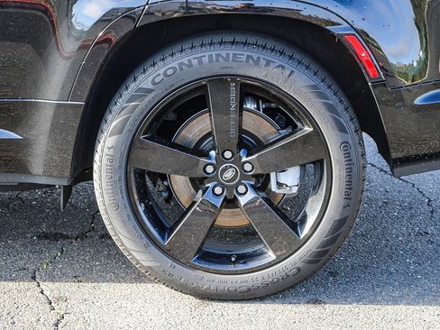 Used 2025 Land Rover Defender 130 X-Dynamic SE image 10