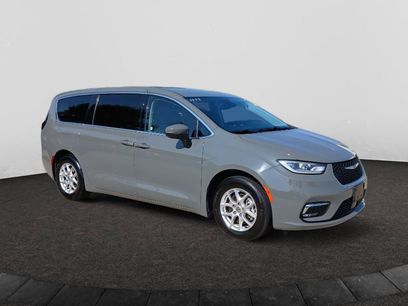 Used 2023 Chrysler Pacifica Touring-L
