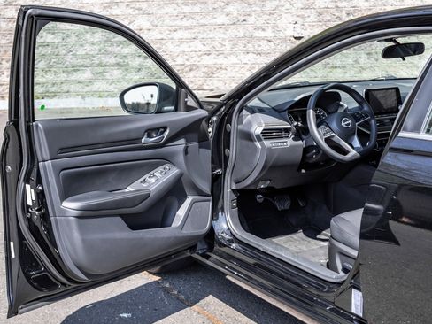 Used 2025 Nissan Altima 2.5 SV image 23