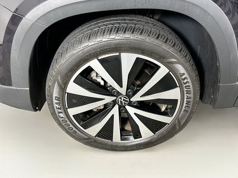 Used 2023 Volkswagen Taos SE w/ Panoramic Sunroof Package FWD image 11