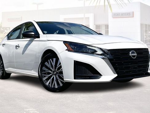 Used 2025 Nissan Altima 2.5 SV image 1