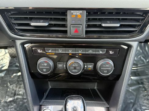 Used 2024 Volkswagen Taos SE image 25