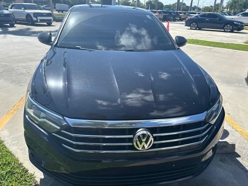 Used 2021 Volkswagen Jetta SE w/ SE Cold Weather Package FWD image 2