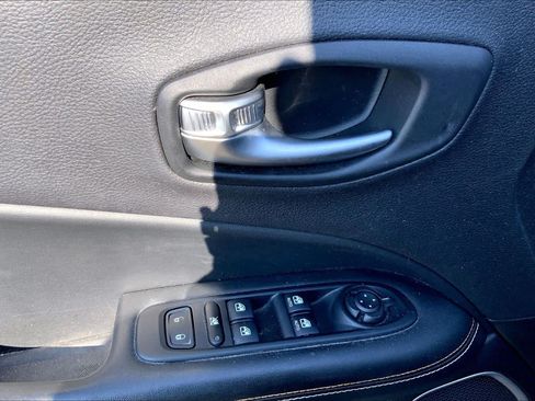 Used 2018 Jeep Compass Latitude AWD/4WD image 36