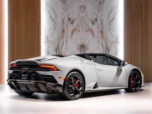 Used 2023 Lamborghini Huracan EVO image 3
