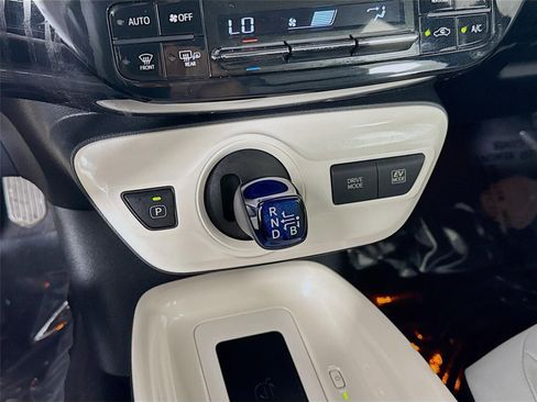 Used 2017 Toyota Prius Three Touring FWD image 18