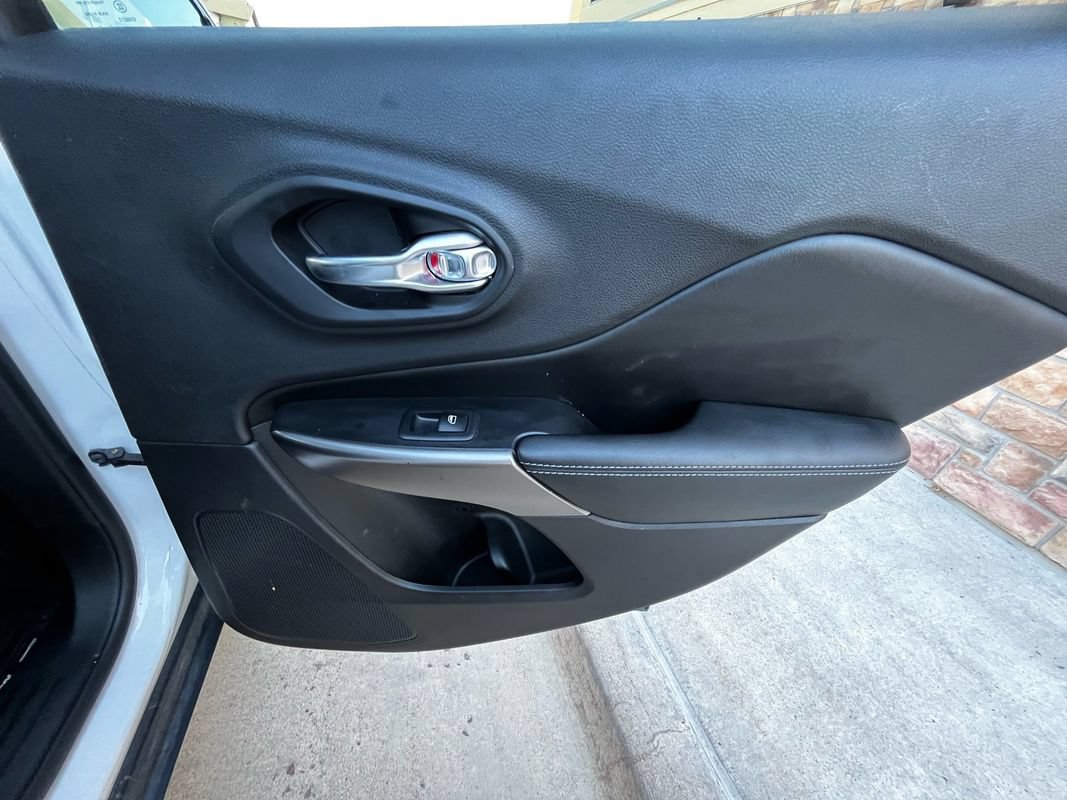 Used 2019 Jeep Cherokee Latitude Plus AWD/4WD image 16