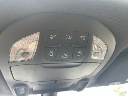 Used 2025 Chrysler Pacifica Limited FWD image 29