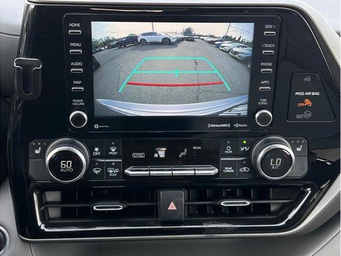 Used 2021 Toyota Highlander XLE image 13