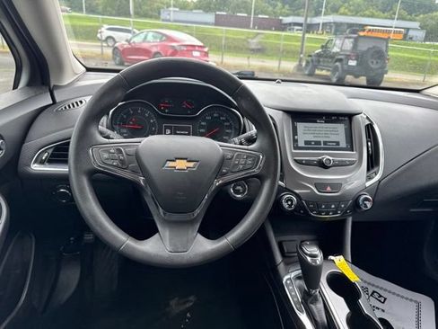 Used 2018 Chevrolet Cruze LT w/ Convenience Package FWD image 13