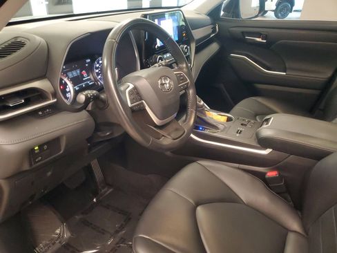 Used 2023 Toyota Highlander XLE image 17