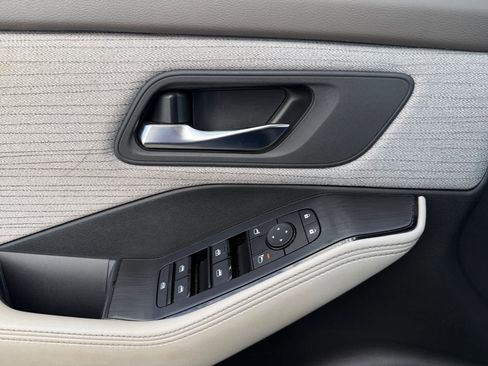 Used 2023 Nissan Rogue SV image 10