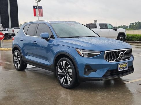Used 2023 Volvo XC40 B4 Plus w/ Driver Assist Package FWD image 3