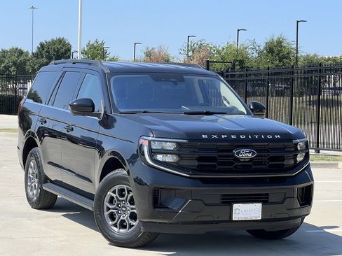 Used 2025 Ford Expedition Active RWD image 2