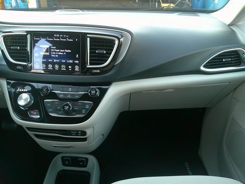 Used 2017 Chrysler Pacifica Touring Plus FWD image 35