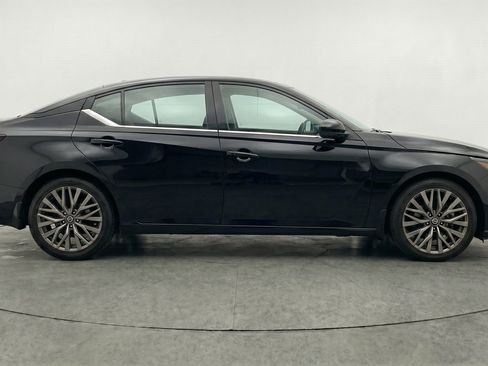 Used 2025 Nissan Altima 2.5 SV FWD image 11