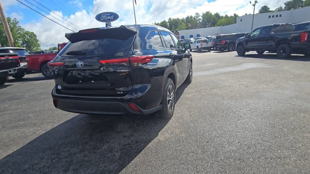 Used 2023 Toyota Highlander XLE AWD/4WD image 19