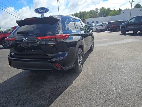 Used 2023 Toyota Highlander XLE AWD/4WD image 19