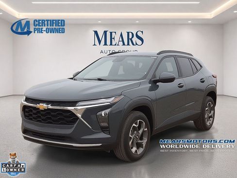 Used 2025 Chevrolet Trax LT FWD image 1