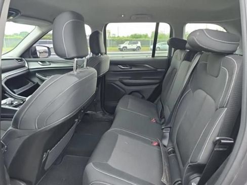 Used 2023 Jeep Grand Cherokee Laredo w/ Luxury Tech Group I AWD/4WD image 6