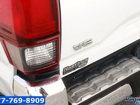 Used 2020 Toyota Tacoma SR5 AWD/4WD image 8
