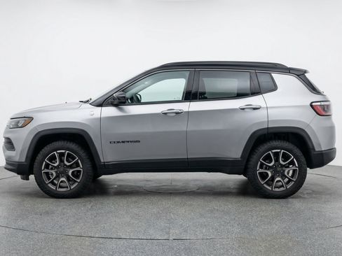 Used 2025 Jeep Compass Trailhawk image 5