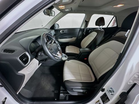 Used 2025 Hyundai Venue SEL FWD image 13
