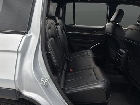 Used 2024 Jeep Grand Cherokee Limited w/ Black Appearance Package image 22