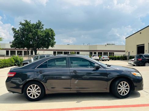 Used 2011 Toyota Camry XLE w/ XLE Extra-Value Pkg #2 FWD image 11