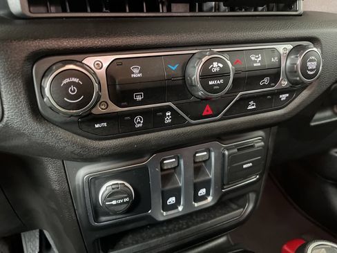 Used 2025 Jeep Wrangler Sport AWD/4WD image 33